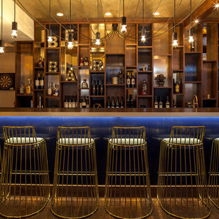 ニューヨークの大きいコンテンポラリースタイルのおしゃれな着席型バー (オープンシェルフ、濃色木目調キャビネット、無垢フローリング、木材カウンター、茶色いキッチンパネル、木材のキッチンパネル、茶色い床) の写真