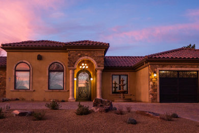 Inspiration for a large southwestern beige one-story stucco exterior home remodel in Phoenix with a shingle roof