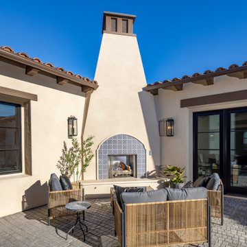 Seamless Indoor-Outdoor Living: A Home Designed for Entertaining and Privacy