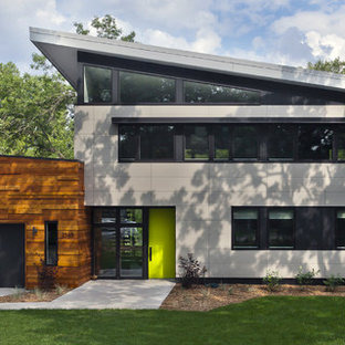 Diseño de fachada gris, contemporánea, de tamaño medio, de dos plantas, con revestimientos combinados