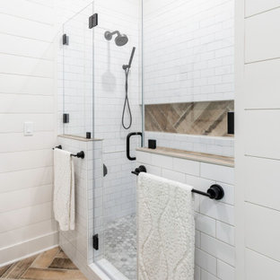 Immagine di una stanza da bagno padronale country di medie dimensioni con ante in stile shaker, ante bianche, doccia alcova, piastrelle bianche, piastrelle diamantate, pareti bianche, pavimento in legno verniciato, lavabo sottopiano, top in quarzo composito, pavimento marrone, porta doccia a battente, top grigio, nicchia, due lavabi, mobile bagno incassato e pareti in perlinato