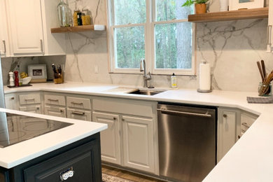 Trendy kitchen photo in Charleston