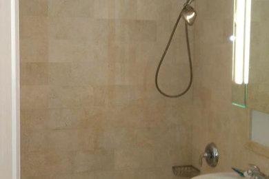 Ejemplo de cuarto de baño principal actual de tamaño medio con lavabo con pedestal, baldosas y/o azulejos beige, baldosas y/o azulejos de piedra y suelo de mármol