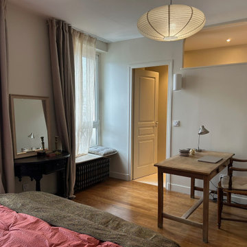 L'espace bureau de la chambre de l'appartement - atelier de famille