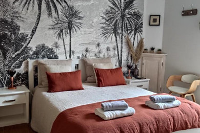 Idées déco pour une chambre d'amis contemporaine avec un mur gris, un sol en linoléum, un sol marron et du papier peint.