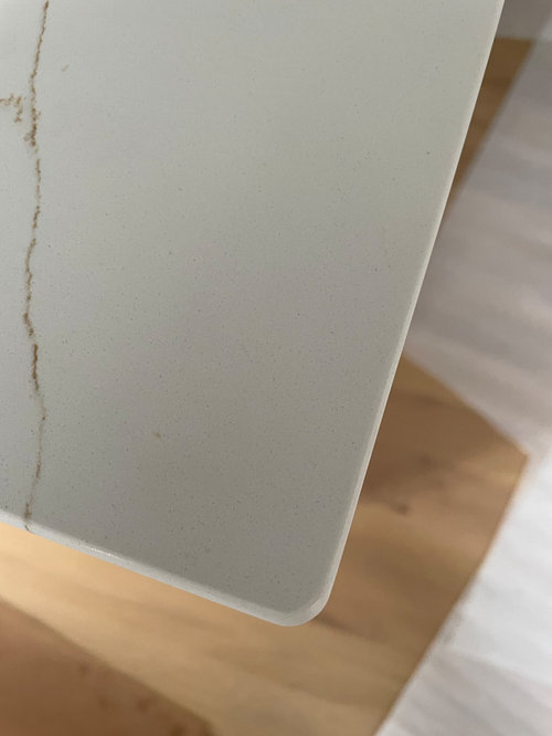 Countertop unmatched veining and uneven seam