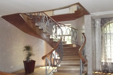Стильный дизайн: деревянная лестница с деревянными ступенями и деревянными перилами - последний тренд
