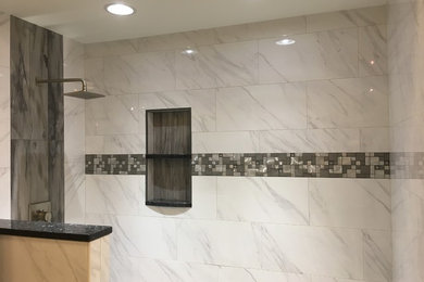 Modelo de cuarto de baño actual con ducha abierta, baldosas y/o azulejos blancos, baldosas y/o azulejos de cerámica, suelo de baldosas de porcelana, suelo gris y ducha abierta