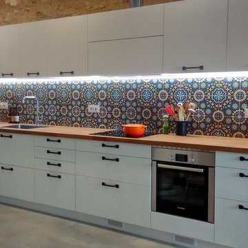 Una cocina industrial llena de color