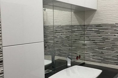 Система полок в ванной комнате