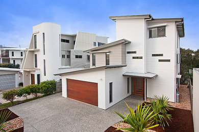 This is an example of a mid-sized contemporary exterior in Sunshine Coast.
