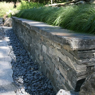 Großer, Halbschattiger Stilmix Garten im Frühling, hinter dem Haus mit Gartenmauer und Natursteinplatten in Boston