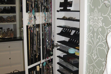 Example of a closet design in Los Angeles