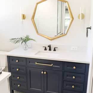 Inspiration för små klassiska vitt en-suite badrum, med luckor med infälld panel, blå skåp, vita väggar, klinkergolv i porslin, bänkskiva i kvarts och flerfärgat golv