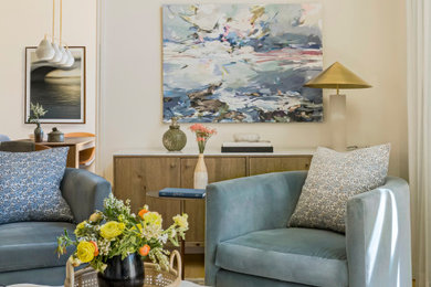 Foto di un soggiorno minimal di medie dimensioni con pareti beige e parquet chiaro