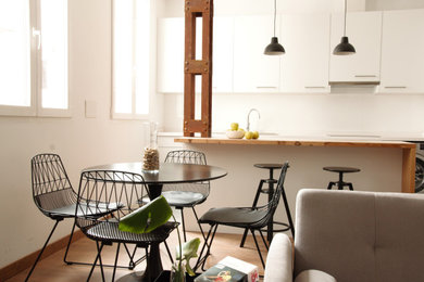 Diseño de cocina lineal moderna grande abierta con fregadero de doble seno, armarios con paneles lisos, puertas de armario blancas, salpicadero blanco, salpicadero de azulejos de cerámica, suelo de baldosas de cerámica, una isla, suelo gris y encimeras blancas