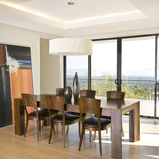 Modernes Esszimmer mit Bambusparkett und beigem Boden in San Francisco