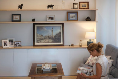 Imagen de salón clásico renovado grande