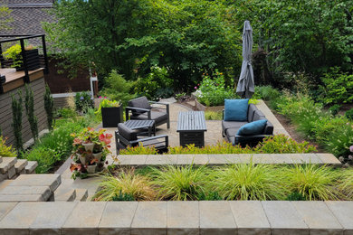 Пример оригинального дизайна: огромный двор на заднем дворе в современном стиле с мощением тротуарной плиткой