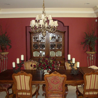 Modelo de salón para visitas abierto, mediterráneo, pequeño, sin chimenea y televisor, con paredes rojas y suelo de baldosas de cerámica