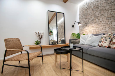 Modelo de salón abierto escandinavo pequeño con paredes blancas, suelo de baldosas de cerámica, televisor colgado en la pared, vigas vistas y papel pintado