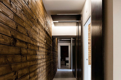 Ispirazione per un ingresso o corridoio minimal di medie dimensioni con pareti bianche, pavimento in gres porcellanato e pavimento grigio