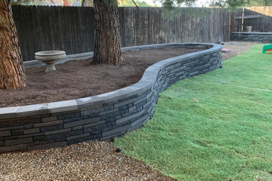 Inspiration for a traditional landscaping in Phoenix.