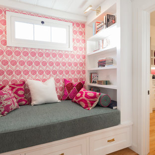 Esempio di un piccolo soggiorno chic con pareti rosa, parquet chiaro, nessun camino e nessuna TV