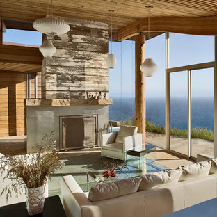 Foto på ett stort funkis vardagsrum, med en standard öppen spis och kalkstensgolv