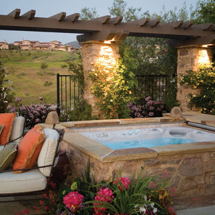 サンディエゴの地中海スタイルのおしゃれなプールの写真