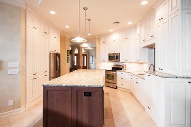 Kitchen - traditional kitchen idea in Miami