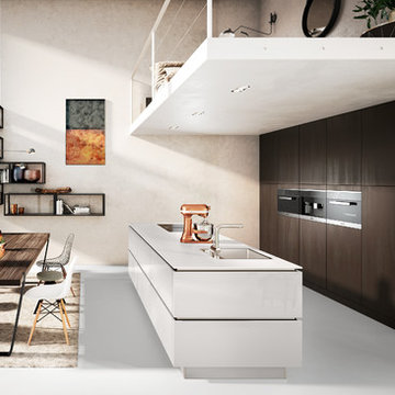 AV4030 - High gloss lacquered door