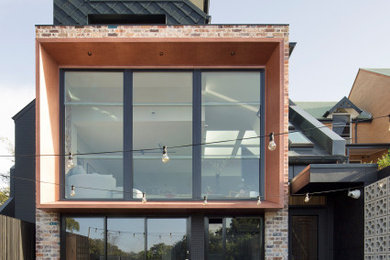 Inspiration för ett funkis hus, med glasfasad