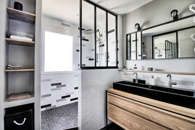 Idées déco pour une salle d'eau industrielle de taille moyenne avec une douche à l'italienne, un carrelage blanc, un carrelage métro, un mur blanc, un sol en carrelage de céramique, une grande vasque, un plan de toilette en bois et un sol gris.