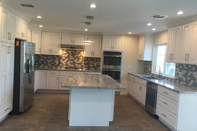 Minimalist kitchen photo in Los Angeles