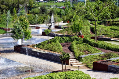 Ejemplo de jardín extra grande en verano con fuente, exposición reducida al sol y gravilla