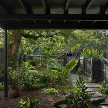 Party Pod House - Front garden