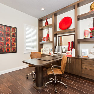 Asiatisk inredning av ett stort arbetsrum, med vita väggar, ett inbyggt skrivbord, mörkt trägolv och brunt golv