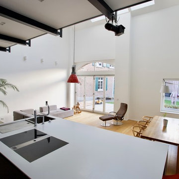 Minimalistisches Loft in historischem Vierkanthof