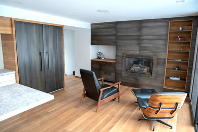 Foto de salón minimalista de tamaño medio con marco de chimenea de metal y panelado