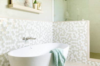 Beach style bathroom photo in Los Angeles