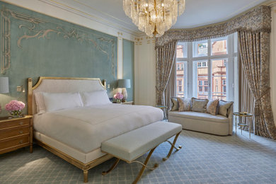 Klassisches Schlafzimmer mit blauer Wandfarbe und Teppichboden in Köln