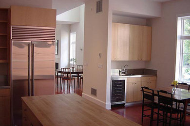 Inspiration for a contemporary kitchen remodel in Milwaukee