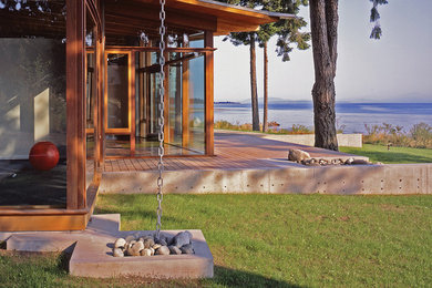 Deck - contemporary deck idea in Vancouver