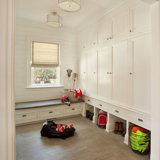 Klassisk inredning av ett stort kapprum