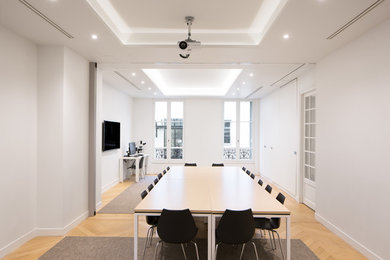 Inspiration pour un grand bureau traditionnel avec un mur blanc, parquet clair, un bureau indépendant et un sol beige.