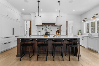 Design ideas for a classic kitchen in Toronto.