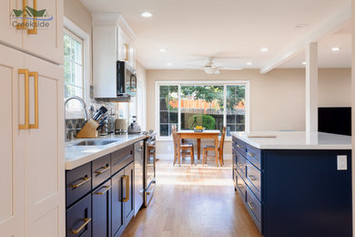 Example of a minimalist kitchen design in San Francisco