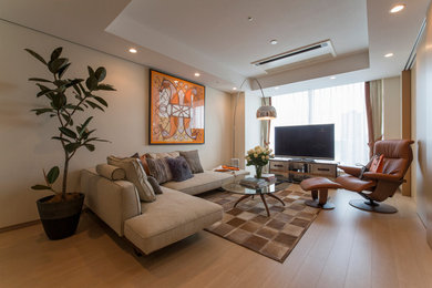 This is an example of a contemporary living room in Tokyo with white walls and a freestanding tv.