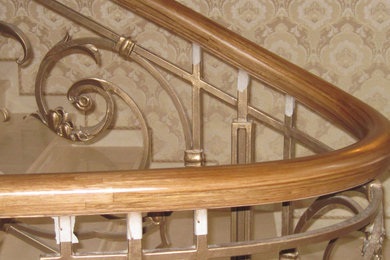 Деревянный гнутый поручень на кованые ограждения лестниц.